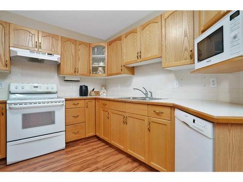 2-5120 52 Street, Lacombe, AB - Indoor Photo Showing Kitchen With Double Sink