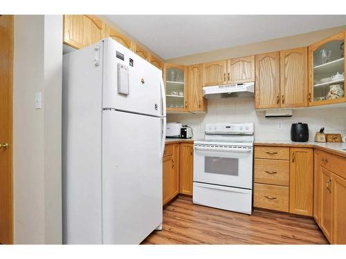 2-5120 52 Street, Lacombe, AB - Indoor Photo Showing Kitchen