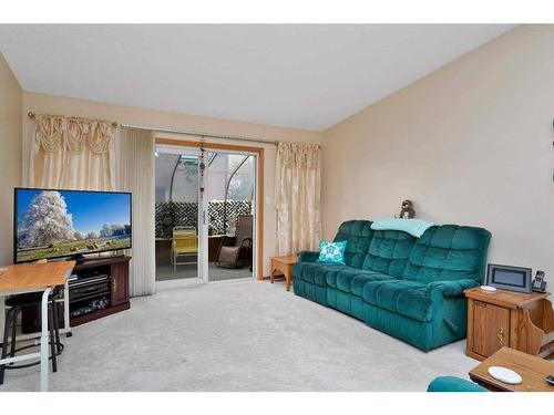 2-5120 52 Street, Lacombe, AB - Indoor Photo Showing Living Room