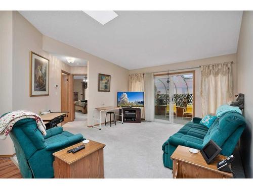 2-5120 52 Street, Lacombe, AB - Indoor Photo Showing Living Room