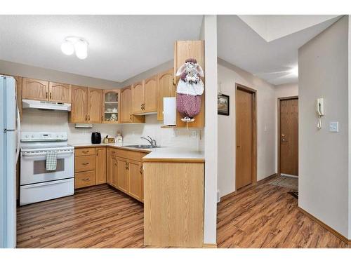 2-5120 52 Street, Lacombe, AB - Indoor Photo Showing Kitchen