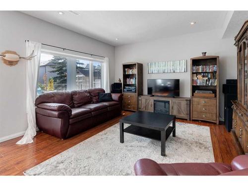 147 Sunset Close North, Cochrane, AB - Indoor Photo Showing Living Room