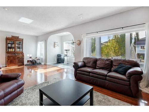 147 Sunset Close North, Cochrane, AB - Indoor Photo Showing Living Room