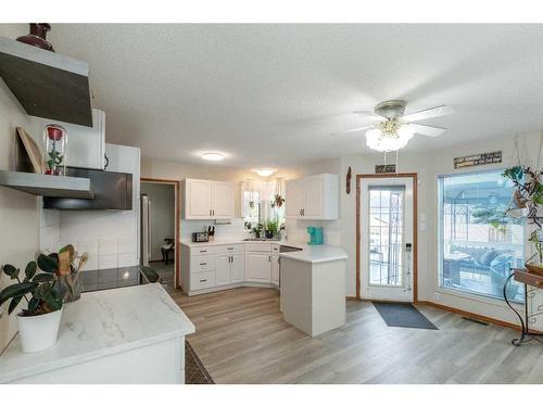 6027 69 Avenue, Rocky Mountain House, AB - Indoor Photo Showing Kitchen