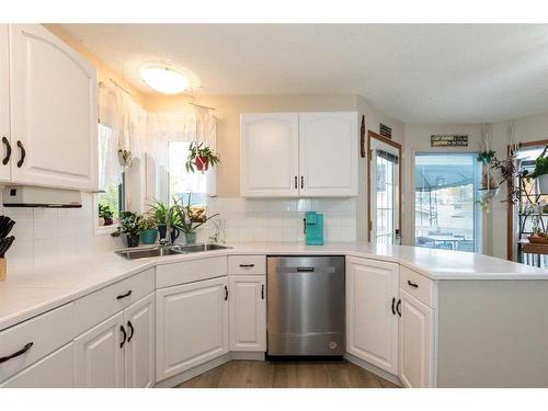 6027 69 Avenue, Rocky Mountain House, AB - Indoor Photo Showing Kitchen With Double Sink