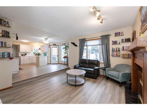 6027 69 Avenue, Rocky Mountain House, AB - Indoor Photo Showing Living Room