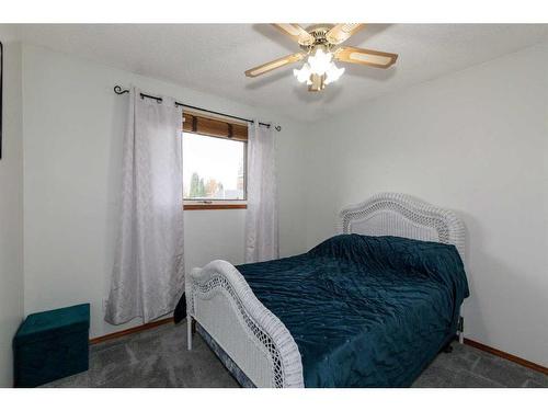 6027 69 Avenue, Rocky Mountain House, AB - Indoor Photo Showing Bedroom