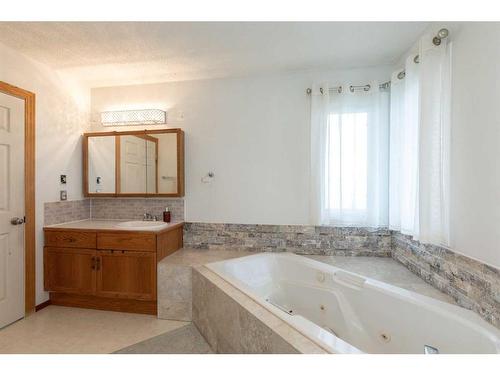 6027 69 Avenue, Rocky Mountain House, AB - Indoor Photo Showing Bathroom