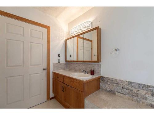 6027 69 Avenue, Rocky Mountain House, AB - Indoor Photo Showing Bathroom