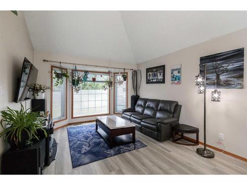 6027 69 Avenue, Rocky Mountain House, AB - Indoor Photo Showing Living Room