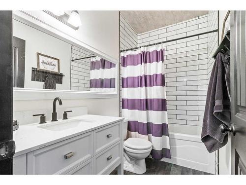 172 Iverson Close, Red Deer, AB - Indoor Photo Showing Bathroom