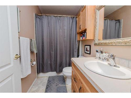 1 Lyon Crescent, Sylvan Lake, AB - Indoor Photo Showing Bathroom