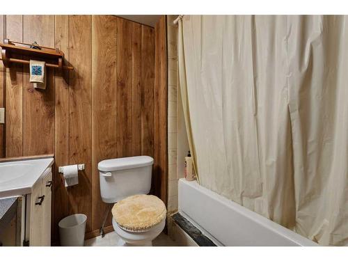 6520 49 Avenue, Camrose, AB - Indoor Photo Showing Bathroom