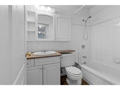 302-5326 47 Avenue, Red Deer, AB - Indoor Photo Showing Bathroom