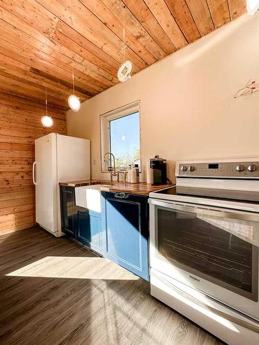 41102 Range Road 18-2, Rural Stettler No. 6, County Of, AB - Indoor Photo Showing Kitchen