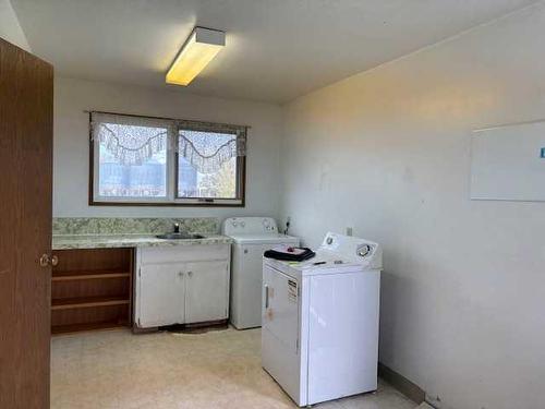 38505 Rge Rd 92, Rural Paintearth No. 18, County Of, AB - Indoor Photo Showing Laundry Room