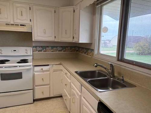 38505 Rge Rd 92, Rural Paintearth No. 18, County Of, AB - Indoor Photo Showing Kitchen With Double Sink