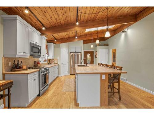 39052 Range Road 270, Rural Red Deer County, AB - Indoor Photo Showing Kitchen With Upgraded Kitchen