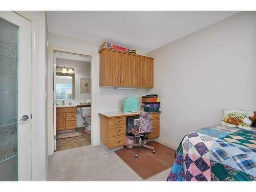 306-4425 Heritage Way, Lacombe, AB - Indoor Photo Showing Bedroom