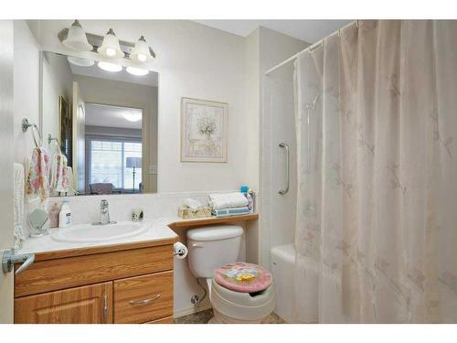 306-4425 Heritage Way, Lacombe, AB - Indoor Photo Showing Bathroom