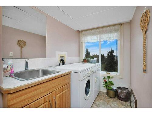 306-4425 Heritage Way, Lacombe, AB - Indoor Photo Showing Laundry Room