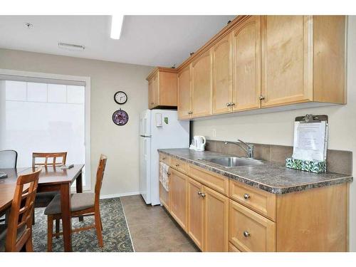 306-4425 Heritage Way, Lacombe, AB - Indoor Photo Showing Kitchen