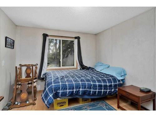 410 Bourbon Avenue, Winfield, AB - Indoor Photo Showing Bedroom