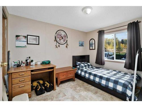 410 Bourbon Avenue, Winfield, AB - Indoor Photo Showing Bedroom