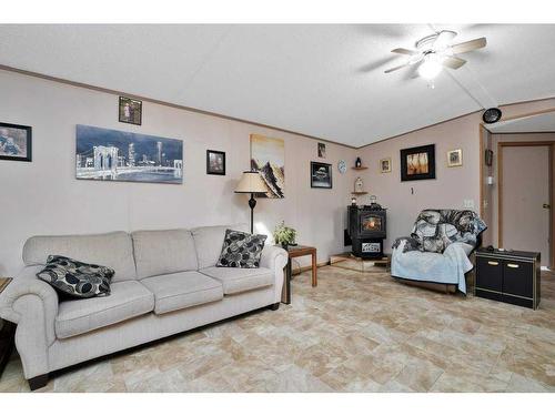 410 Bourbon Avenue, Winfield, AB - Indoor Photo Showing Living Room