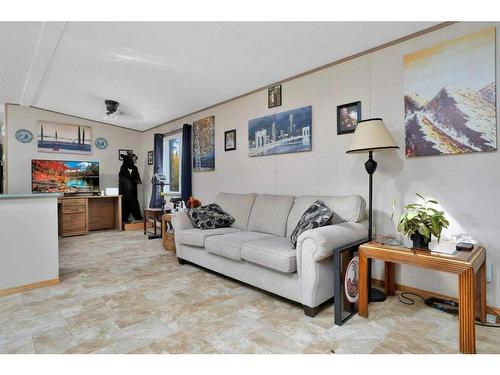 410 Bourbon Avenue, Winfield, AB - Indoor Photo Showing Living Room