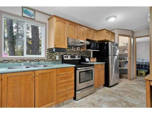 410 Bourbon Avenue, Winfield, AB - Indoor Photo Showing Kitchen With Double Sink