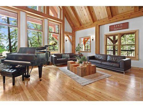 276 Canal Street, Rural Ponoka County, AB - Indoor Photo Showing Living Room