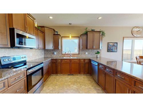 6923 Meadowview Close, Stettler, AB - Indoor Photo Showing Kitchen With Double Sink