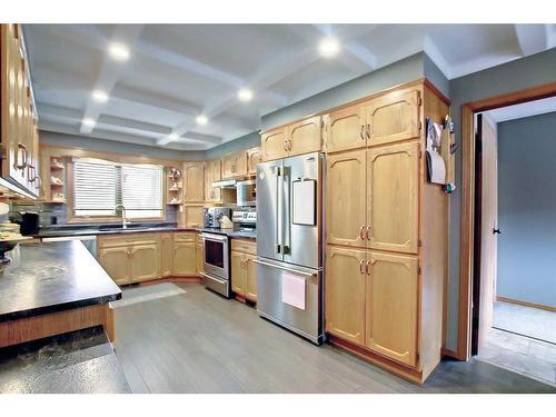 25 Ravenscrag Crescent, Norglenwold, AB - Indoor Photo Showing Kitchen With Double Sink