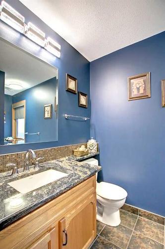 25 Ravenscrag Crescent, Norglenwold, AB - Indoor Photo Showing Bathroom