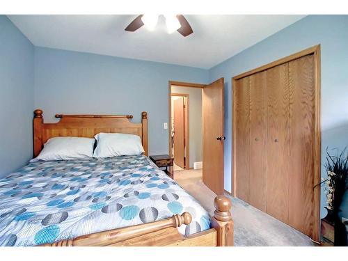 25 Ravenscrag Crescent, Norglenwold, AB - Indoor Photo Showing Bedroom