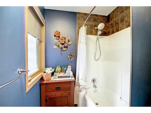 25 Ravenscrag Crescent, Norglenwold, AB - Indoor Photo Showing Bathroom