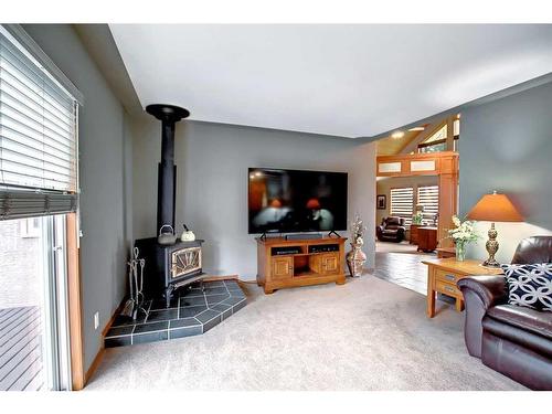 25 Ravenscrag Crescent, Norglenwold, AB - Indoor Photo Showing Living Room