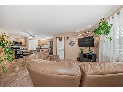 1015-31 Jamieson Avenue, Red Deer, AB - Indoor Photo Showing Living Room