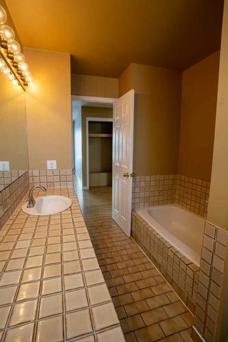 9 2 Street South, Edberg, AB - Indoor Photo Showing Bathroom