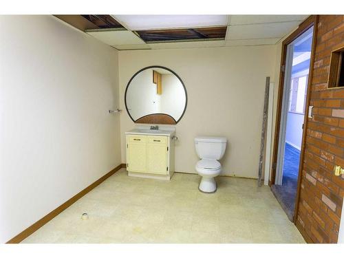 9 2 Street South, Edberg, AB - Indoor Photo Showing Bathroom