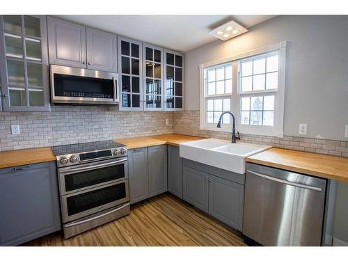 9 2 Street South, Edberg, AB - Indoor Photo Showing Kitchen With Upgraded Kitchen