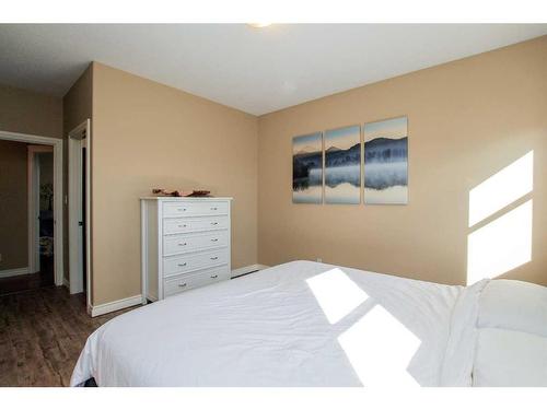 7123 Henner'S Road, Lacombe, AB - Indoor Photo Showing Bedroom