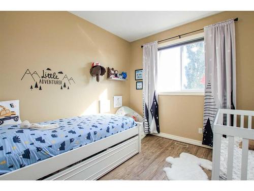 7123 Henner'S Road, Lacombe, AB - Indoor Photo Showing Bedroom