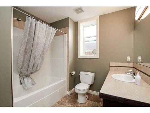 7123 Henner'S Road, Lacombe, AB - Indoor Photo Showing Bathroom