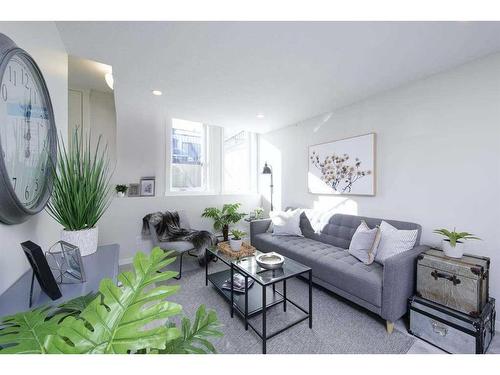 704-135 Mahogany Parade Se, Calgary, AB - Indoor Photo Showing Living Room