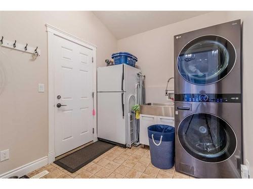 116 Ingle Close, Red Deer, AB - Indoor Photo Showing Laundry Room