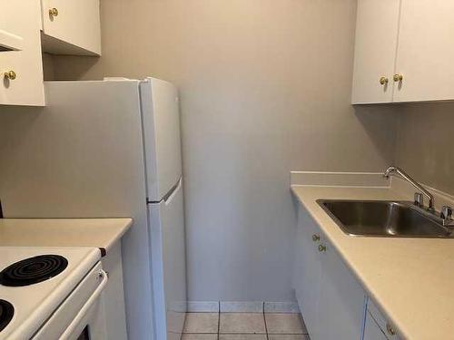 111-4820 47 Avenue, Red Deer, AB - Indoor Photo Showing Kitchen