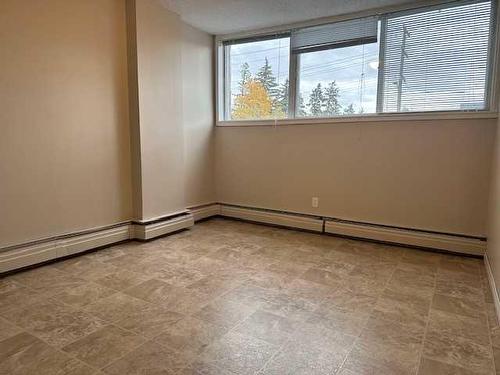 111-4820 47 Avenue, Red Deer, AB - Indoor Photo Showing Other Room