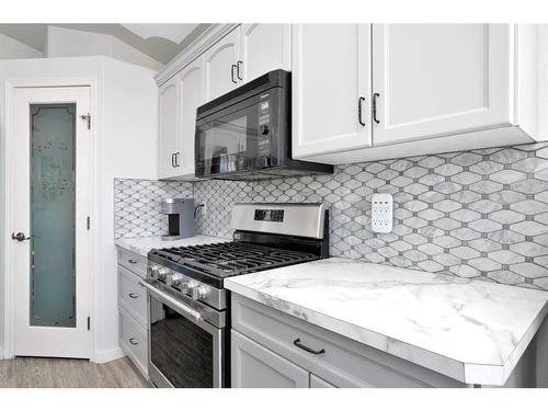 5 Landsdown Green, Sylvan Lake, AB - Indoor Photo Showing Kitchen With Upgraded Kitchen